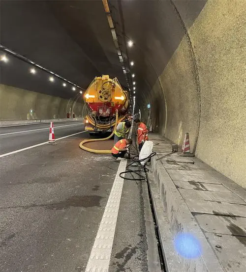 茶陵隧道排水渠清淤